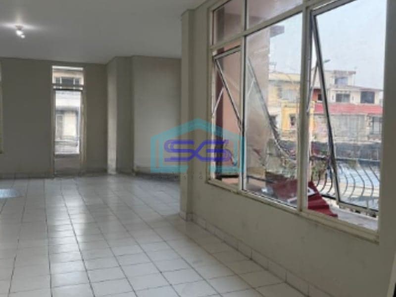 Disewakan Ruko Luas Bangunan  235 m² Lokasi di Taman Surya Jakarta Barat