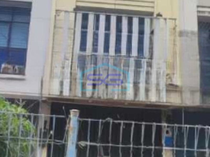 For Sale: 3-Story Shophouse, 262 m² Building Area in North Jakarta, Good Condition