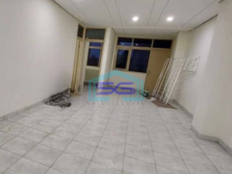 Disewakan Ruko Besar Mainroad Panjunan Kopo Bandung Siap Huni Kondisi Bagus Area Parkir Luas LB 550m2