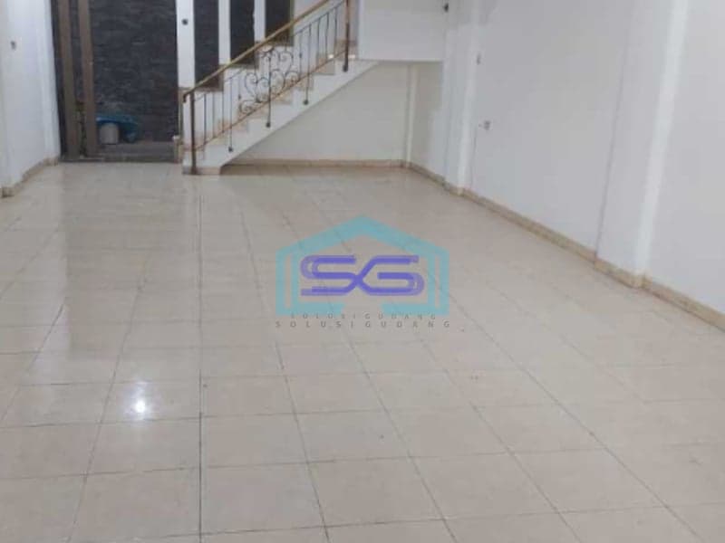 Disewakan Ruko Luas Bangunan 200 m² Lokasi di Tomang Jakarta Barat