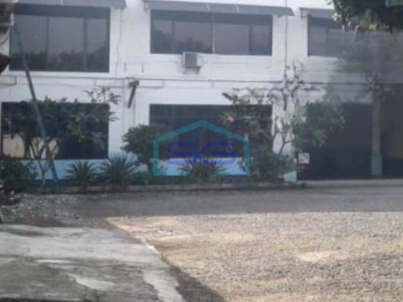 出售仓库 建筑面积5838平方米 位于雅加达西部腾格列，无洪水