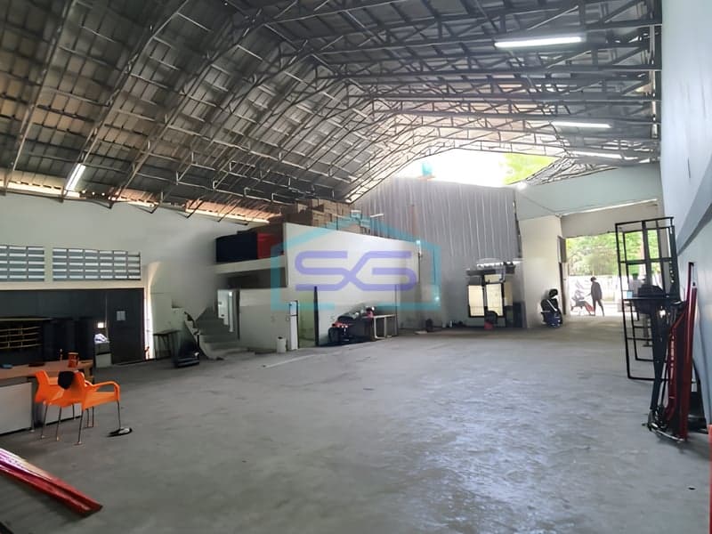 出售：万隆Arcamanik市中心仓库，土地面积445平方米，即时入住