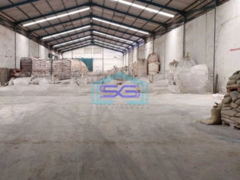 Disewakan Gudang Akses Container Luas Bangunan 3305 m² Lokasi di Surabaya
