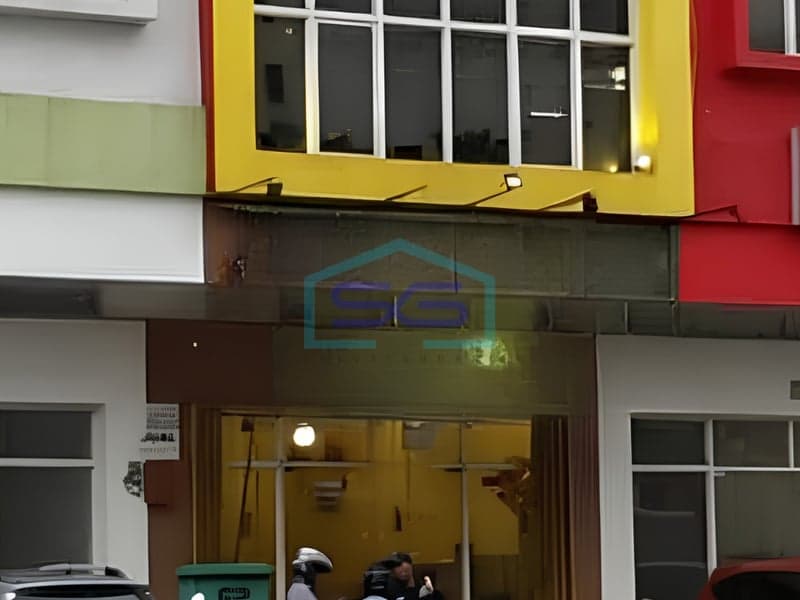 Strategic Shophouse for Rent in Modernland, Tangerang Banten Building Area 240 m²