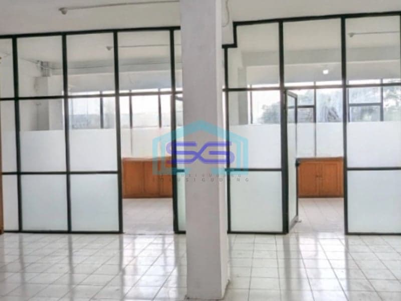 Disewakan Kantor Luas Bangunan  450 m²  Lokasi Bebas Banjir di Semanan Jakarta Barat