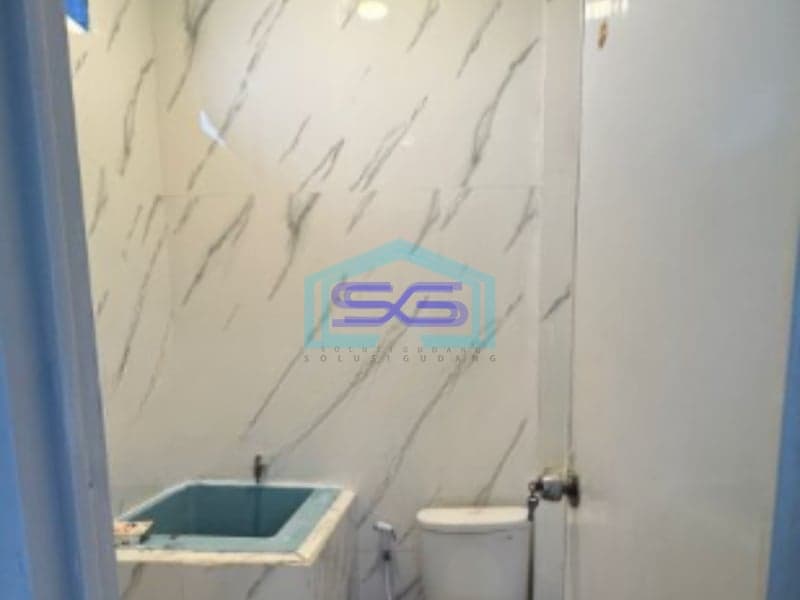 Disewakan Ruko Luas Bangunan 235 m² Lokasi Siap Huni di Jakarta Barat