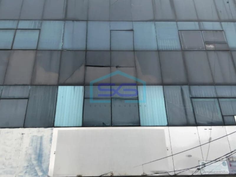 出售：位于雅加达北部主干道上的即用型商铺，建筑面积 324 平方米