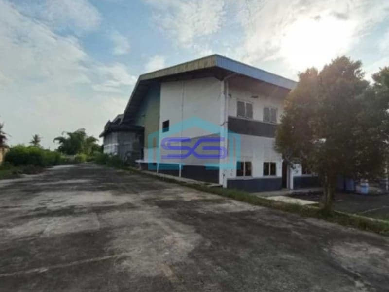 Disewakan Gudang Luar Kawasan Strategis Luas Parkiran Kontainer di Karawang LB 1000m2