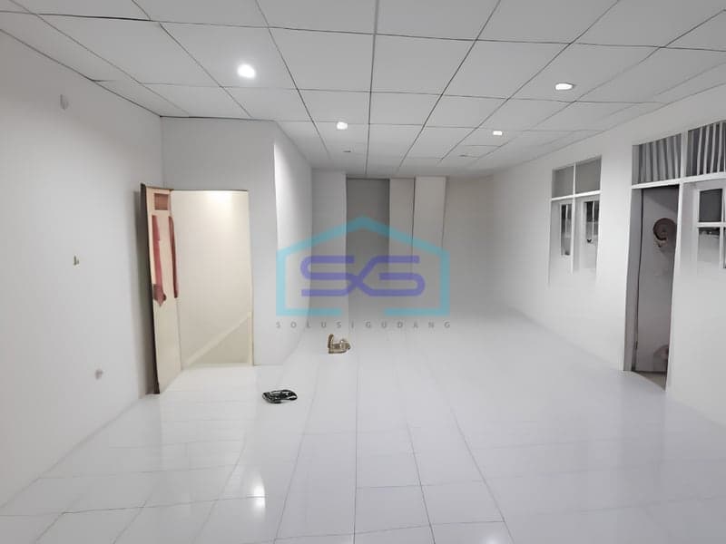 Strategic Shophouse for Rent, Building Area 200 m², Located in West Jakarta