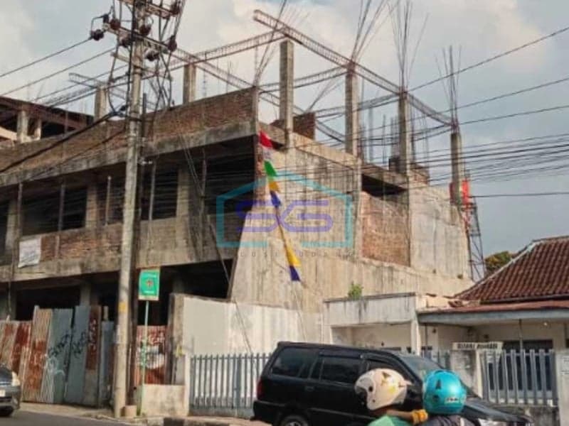 待售：中爪哇三宝垄市中心商铺 - 建筑面积 1600 平方米