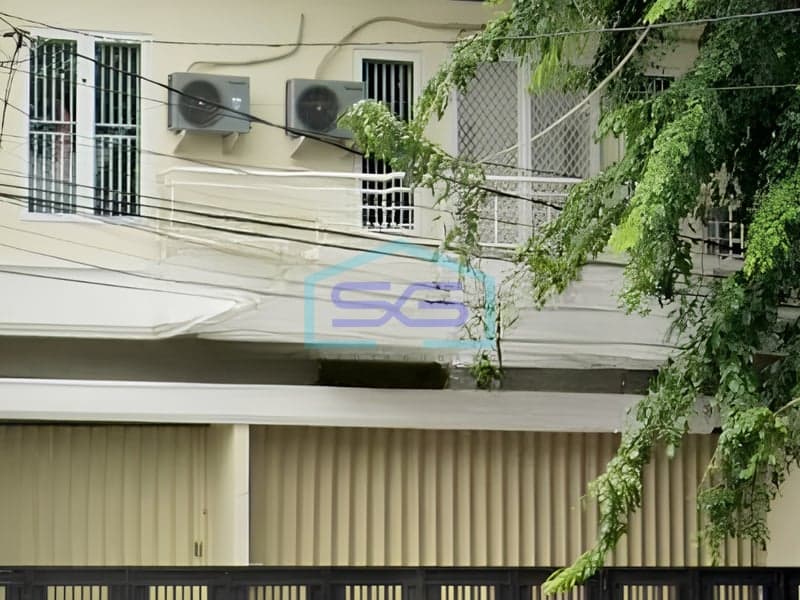 战略性店屋出租，位于中爪哇三宝垄，建筑面积240平方米
