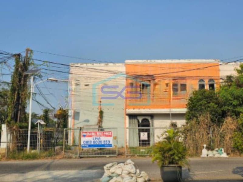 位于坦格朗万丹机场大道，靠近机场的仓库出售，建筑面积700平方米