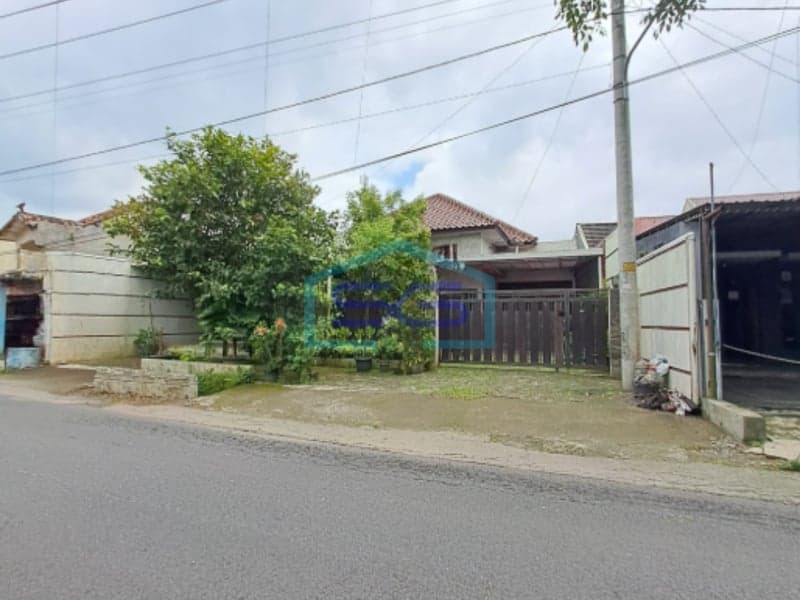 出售：三楼店屋，位于 ngaglik，sleman，占地面积 516 平方米