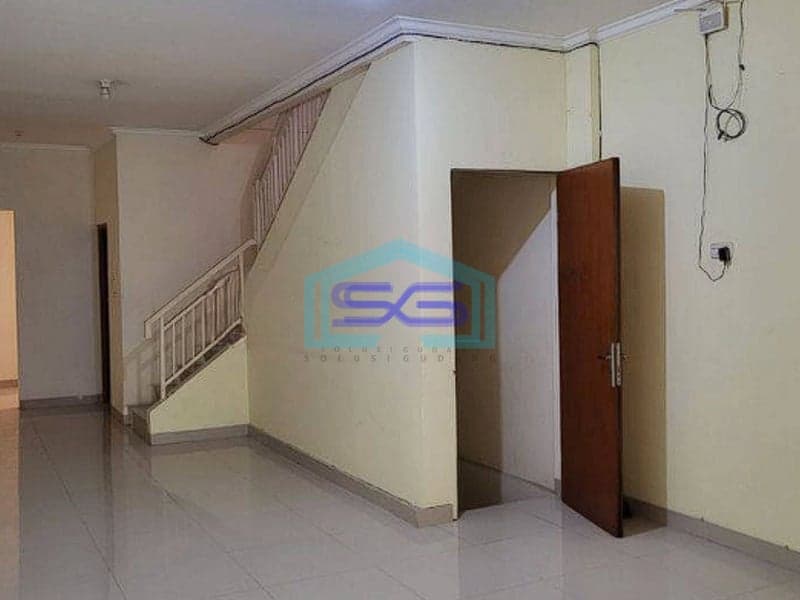Disewakan cepat Ruko 3 Lantai di Pinggir Jalan Raya di Kalideres Jakarta Barat LB 200m2