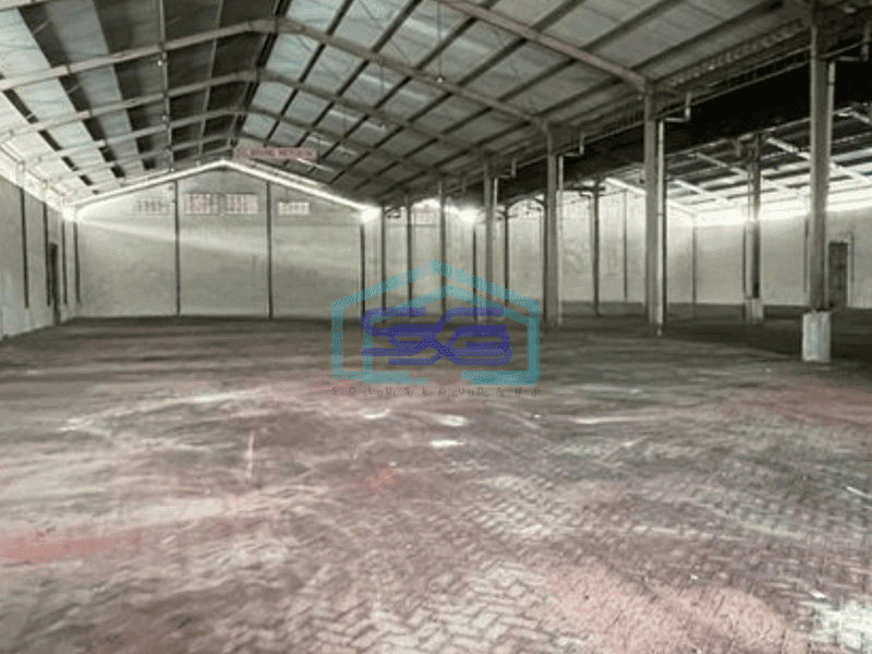 Dijual Gudang Margomulyo Area Bebas Banjir dekat Pintu Keluar Milik Keluarga Luas Bangunan 2640 m²