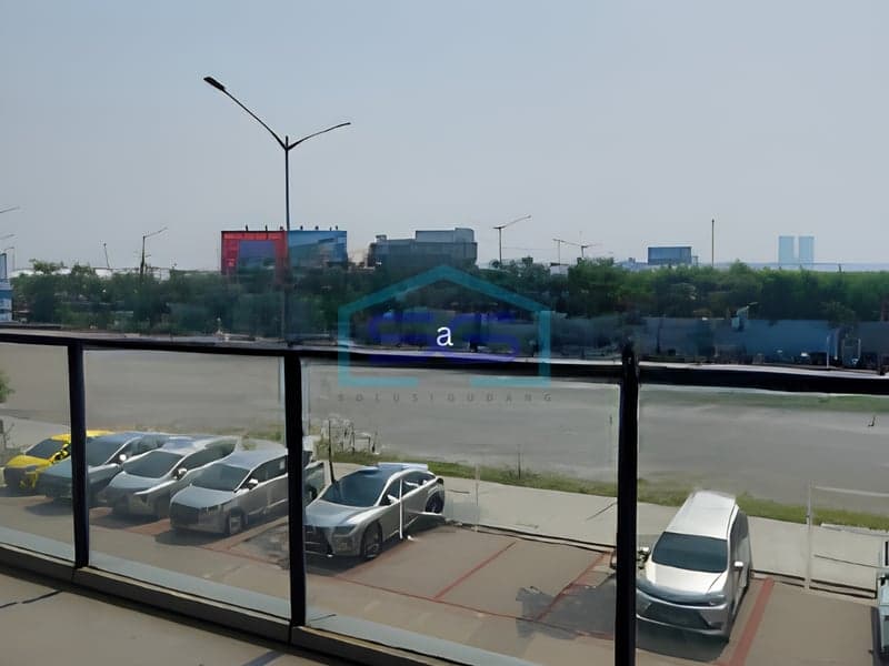For Rent Cheap and Strategic Shophouse Facing Main Road in North Jakarta Building Area 500 m²