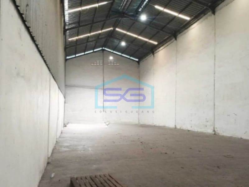 出租位于北雅加达卡普克英达潘贾林安的宽敞仓库，建筑面积 370 平方米