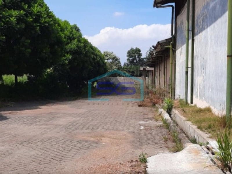 Land with Building for Sale on Soekarno Hatta Street, Bandung 4000 m²