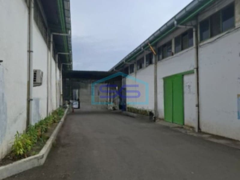 出租位于万隆西部爪哇省Ujungberung的良好状况仓库，建筑面积842平方米