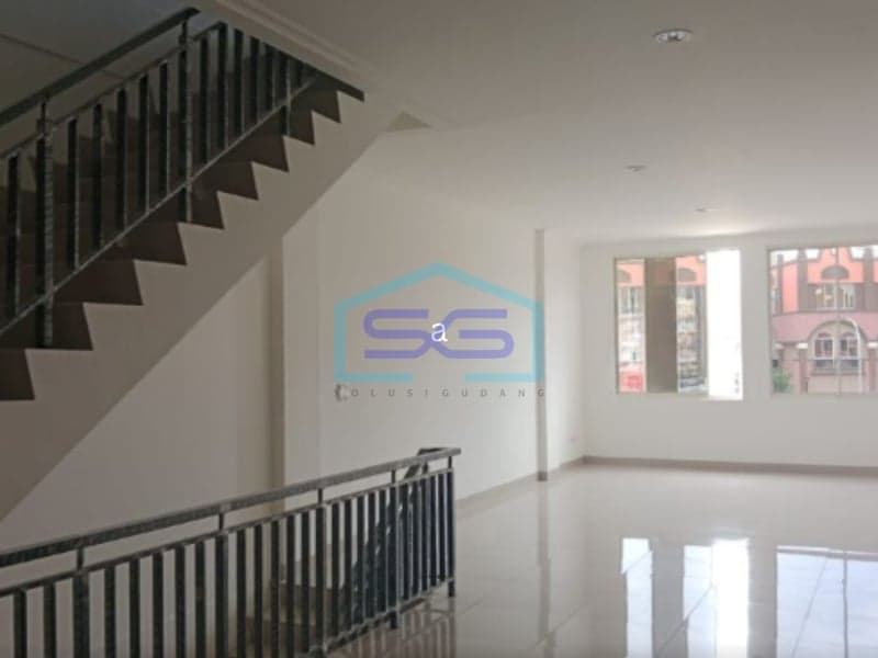 For Sale Cheap and Good Shophouse, Strategic Location in PIK, North Jakarta Building Area 180 m²