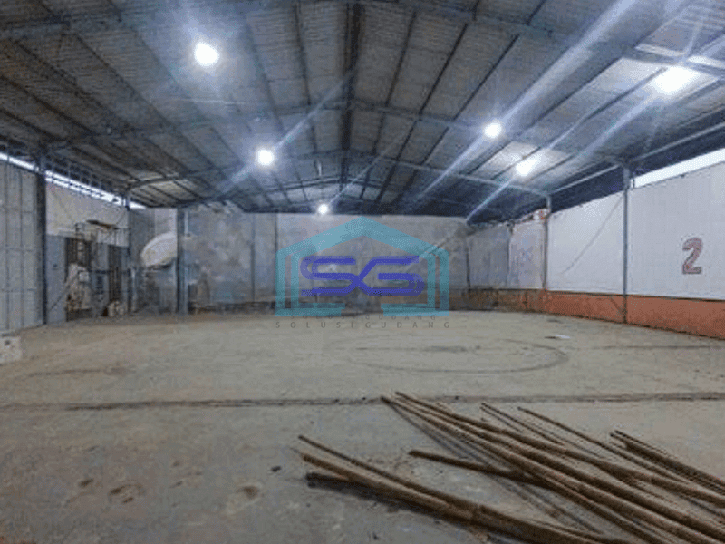 Disewakan Bangunan Gudang Luar Kawasan Strategis di Daerah Jababeka Bekasi LT 600m2