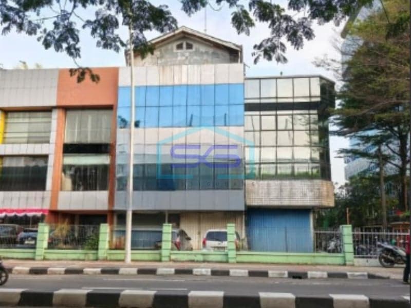 Disewakan Ruko Gandeng Lokasi Strategis di Kebon Jeruk, Jakarta Barat LB 540 m²