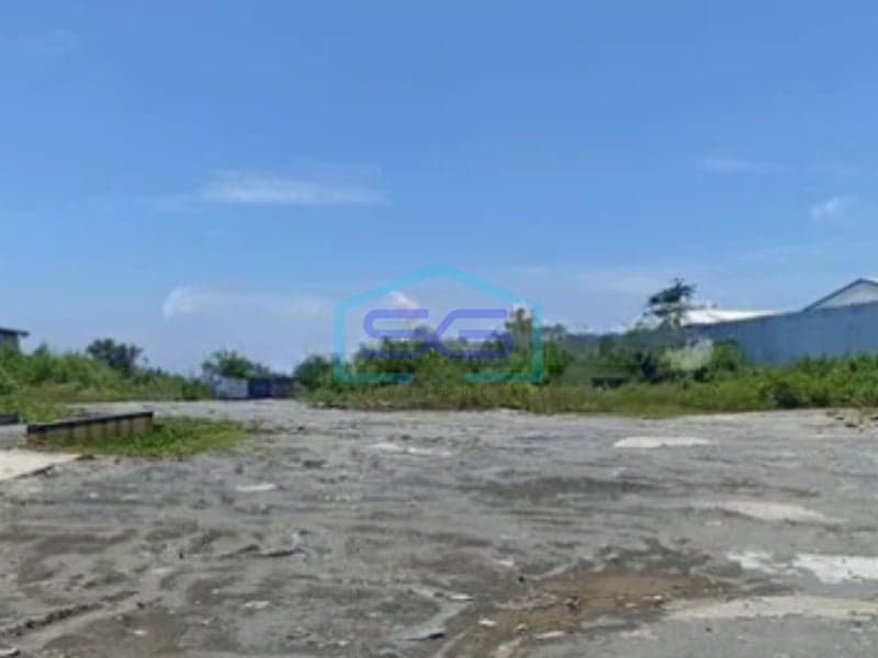 中部爪哇肯德尔卡利翁古动脉沿线宽敞集装箱停车用地出租 土地面积6500平方米