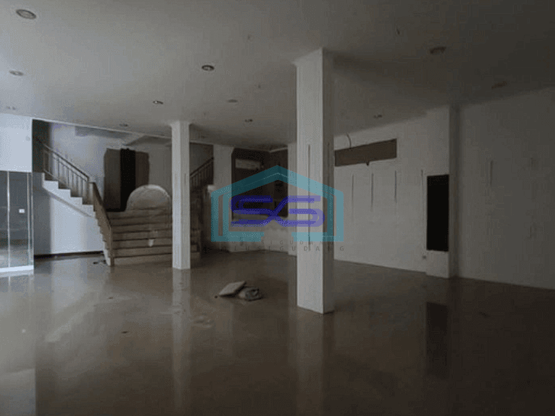 Disewakan Gedung 2 Lantai Jalan Utama Seminyak Badung Bali LT 600m2