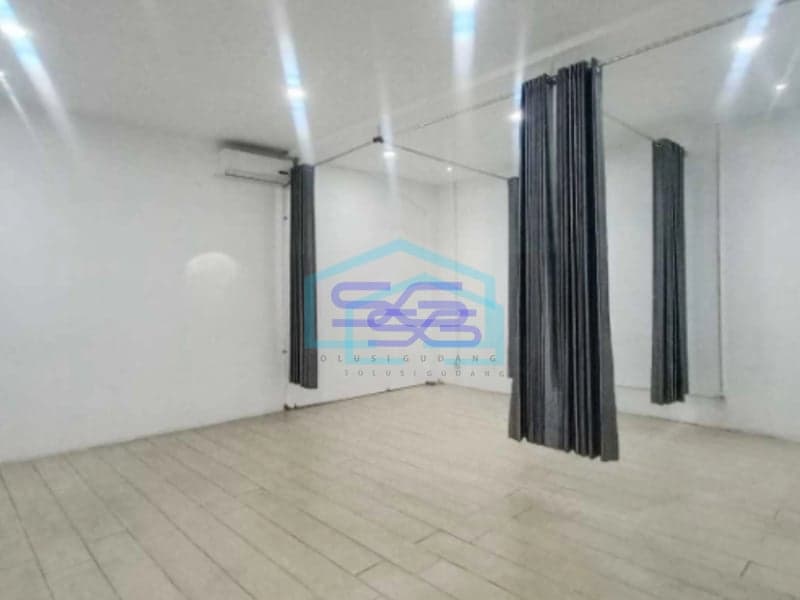 Disewakan Ruko Cantik Mainroad di Bandung Muat 10 Parkir Mobil LB 550m2