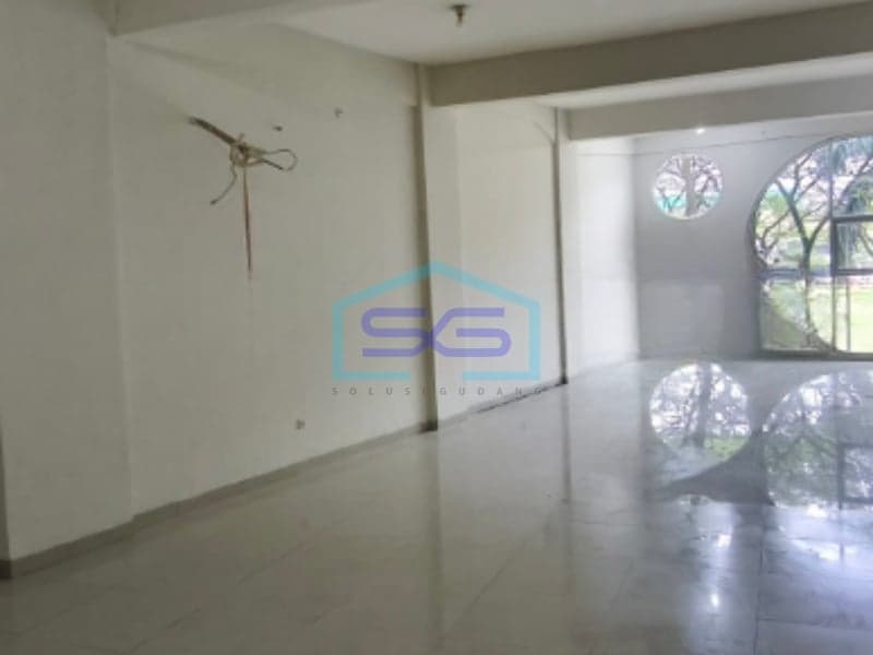 For Rent: Spacious Shophouse Building Area 200 sqm Located in Kalideres West Jakarta