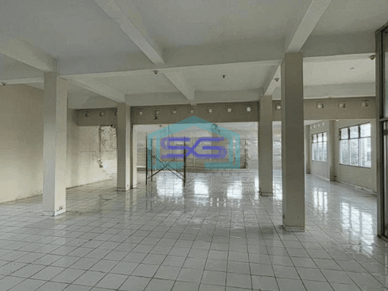 Disewakan Ruko Besar Siap Pakai Parkir Luas Letak di Pinggir Jalan LT 815m2 di Yogyakarta