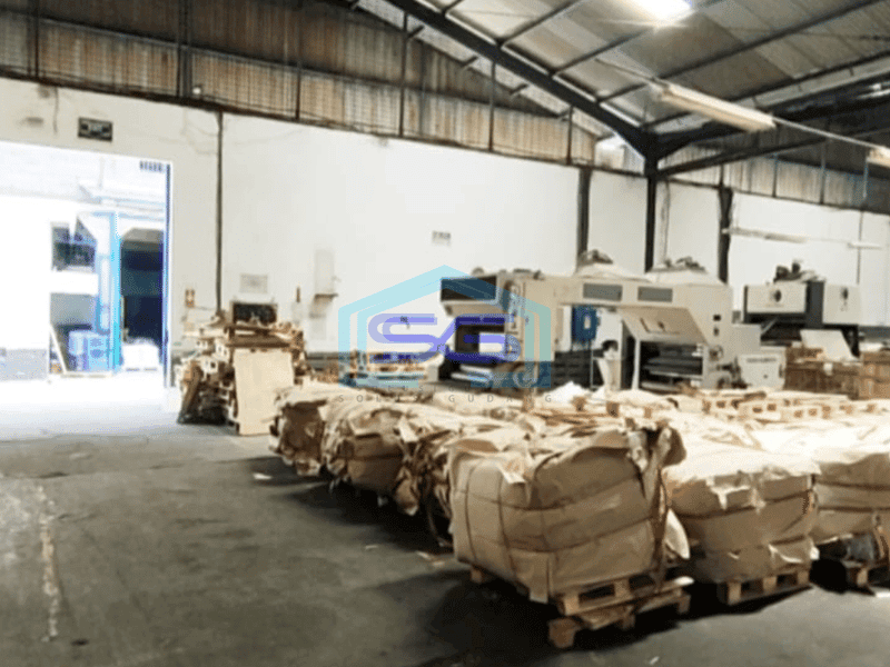 Dijual Gedung Kantor dan Gudang ex Pabrik di jln Raya Kletek Sidoarjo LT 10350m2