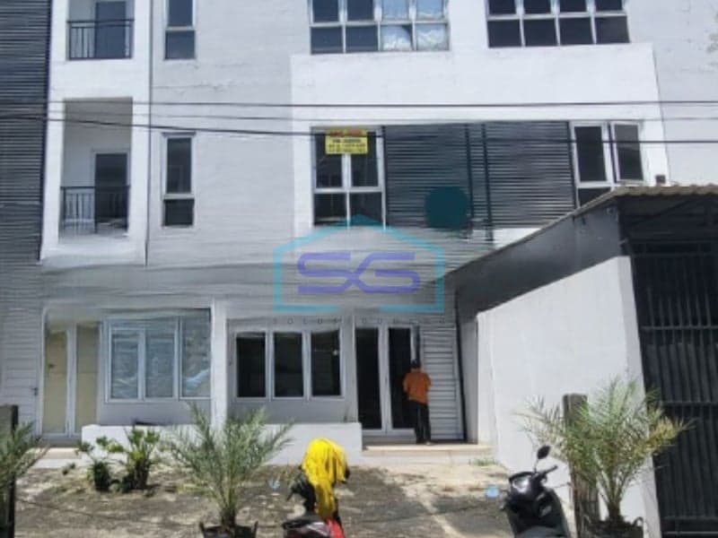 Fast Sale: Spacious Shophouse, Land Area 100 m², Located in Cengkareng, West Jakarta