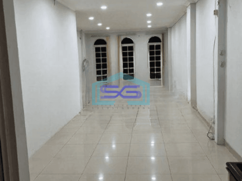 Disewakan Ruko Luas Bangunan 270 m² Lokasi Strategis Pinggir Jalan Raya Cengkareng Jakarta Barat