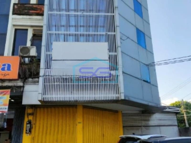 减价出售！位于登巴萨巴厘岛Gatot Subroto Tengah路的优质3层商铺，地块面积229平方米