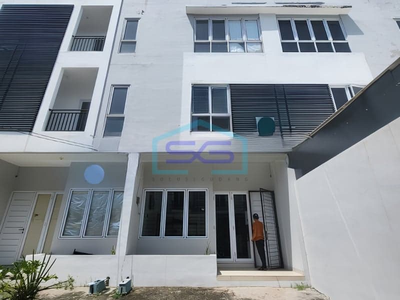 Strategic Shophouse for Sale in Cengkareng, West Jakarta Land Area 100 m²