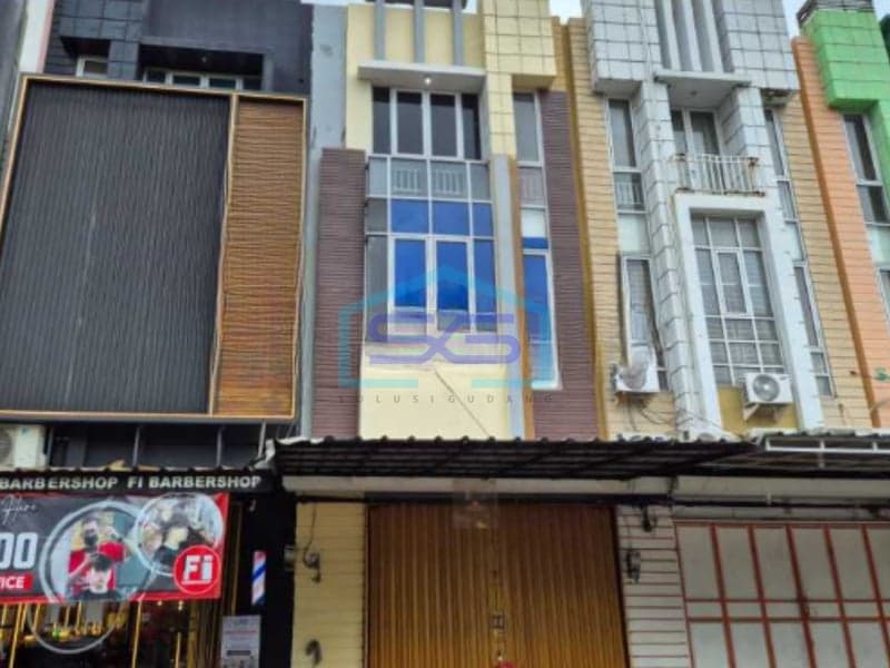 售：Cengkareng 西雅加达 3 层商铺，无积水，建筑面积 225 平方米