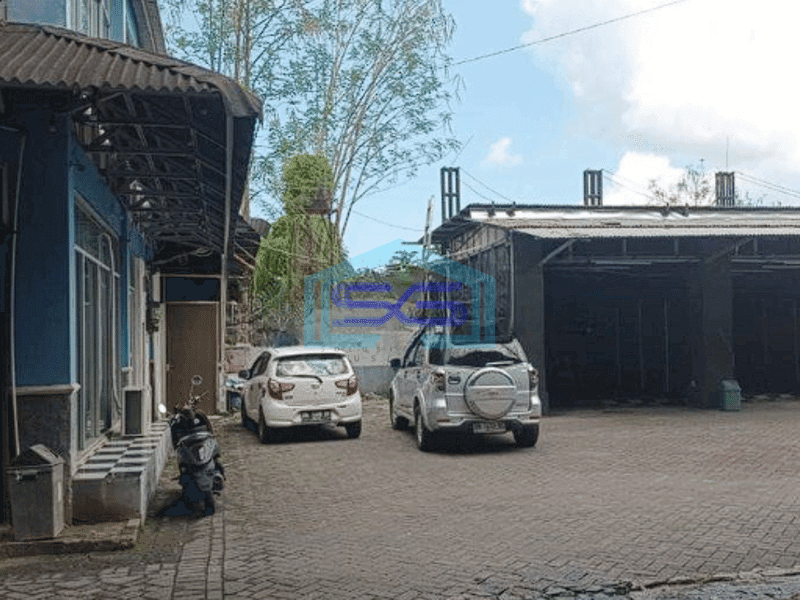 Disewakan Ruang Usaha Ex Showroom di Jl Tololiu Supit Manado LB 500m2