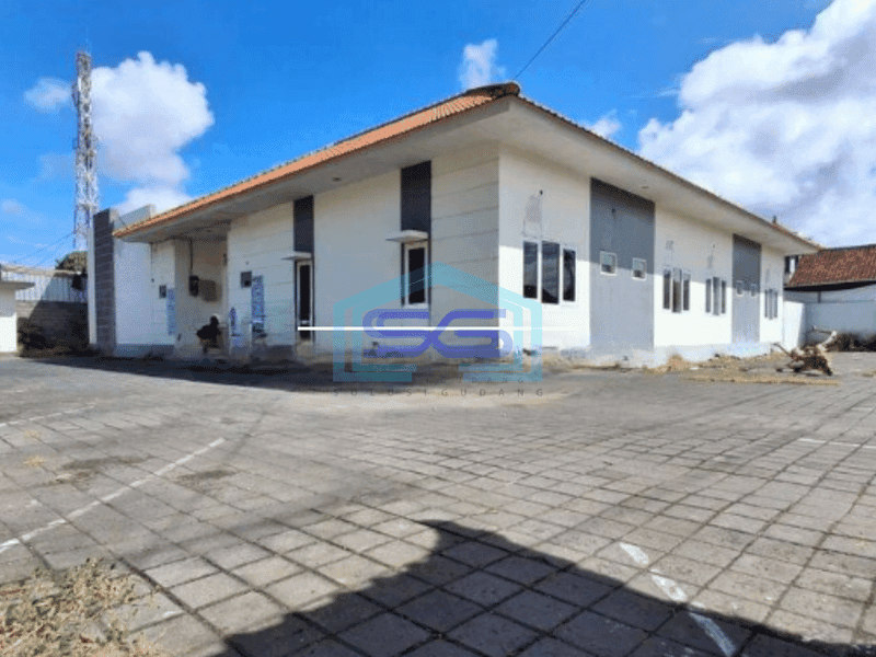 Disewakan gedung komersil parkiran luas di Renon Bali