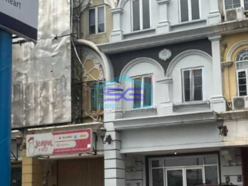 Disewakan Ruko Hadap Jalan Raya di Mendrisio Gading Serpong Tangerang Luas Bangunan  240 m²