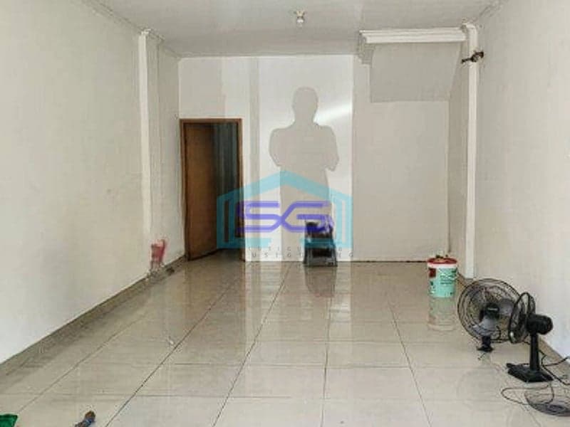 Disewakan cepat Ruko 3 Lantai di Pinggir Jalan Raya di Kalideres Jakarta Barat LB 200m2