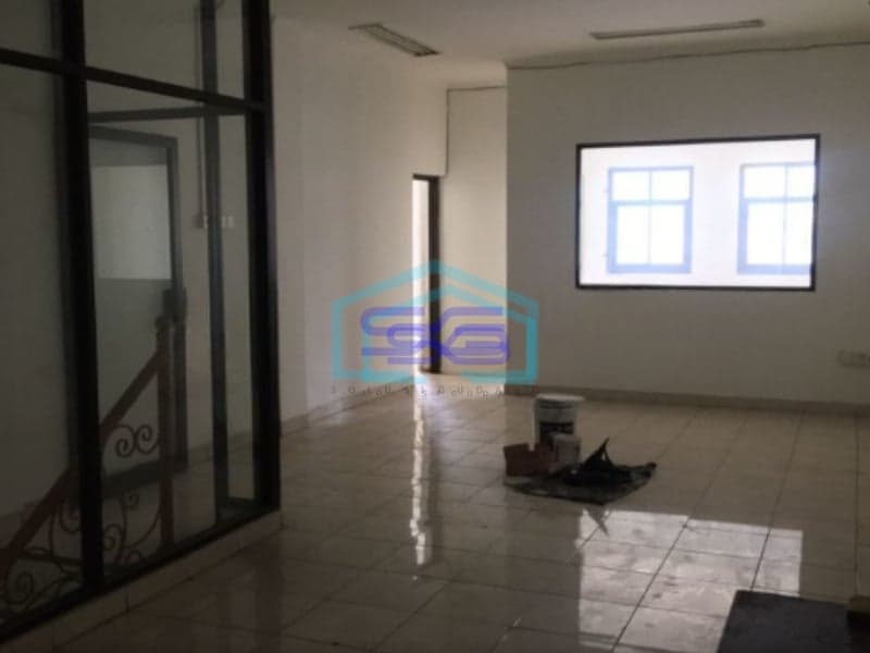 Disewakan Ruko Hadap Jalan Raya di Lapangan Bola Kebon Jeruk Jakarta Barat Luas Bangunan  432 m²