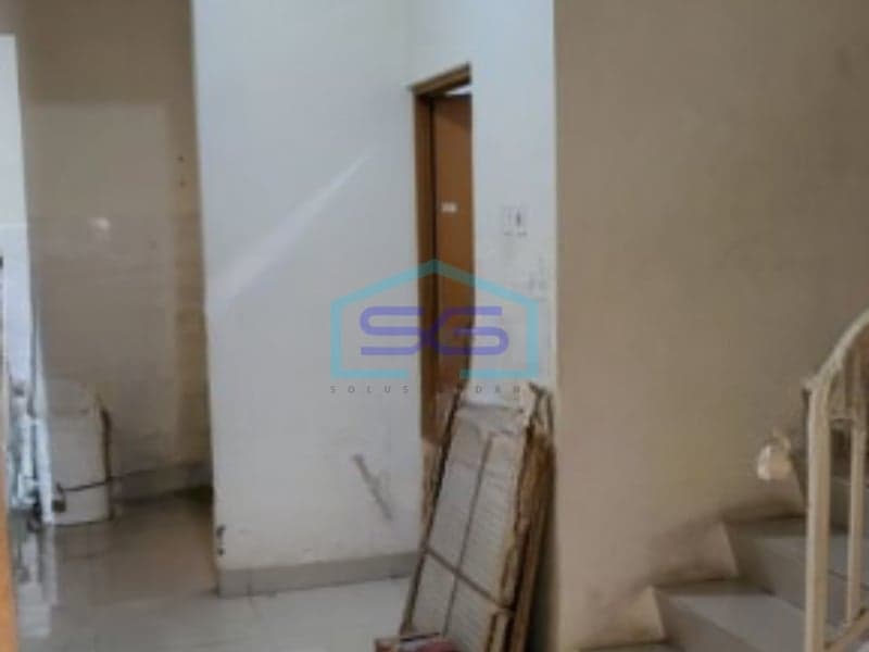 Strategic Location Shophouse for Rent Building Area 204 m² Flood-Free in West Jakarta