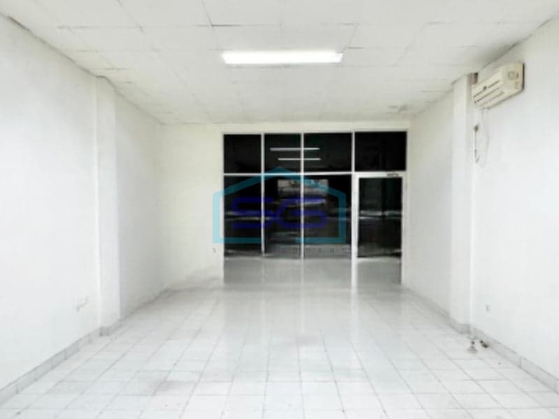 For Rent: Spacious Shophouse Building Area 220 m² Located in North Jakarta