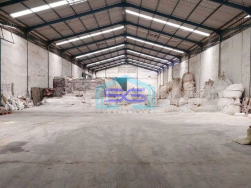 Disewakan Gudang Akses Container Luas Bangunan 3305 m² di Surabaya