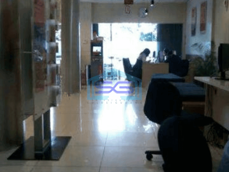 Disewakan Ruko 4 Lantai Luas 200 m² Parkir 4 mobil di Jalan Raya Matraman Jakarta Timur