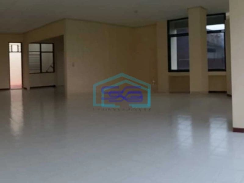 Disewakan Ruko Strategis 3 Lantai Kawasan Niaga di Widuran Solo LB 300m2