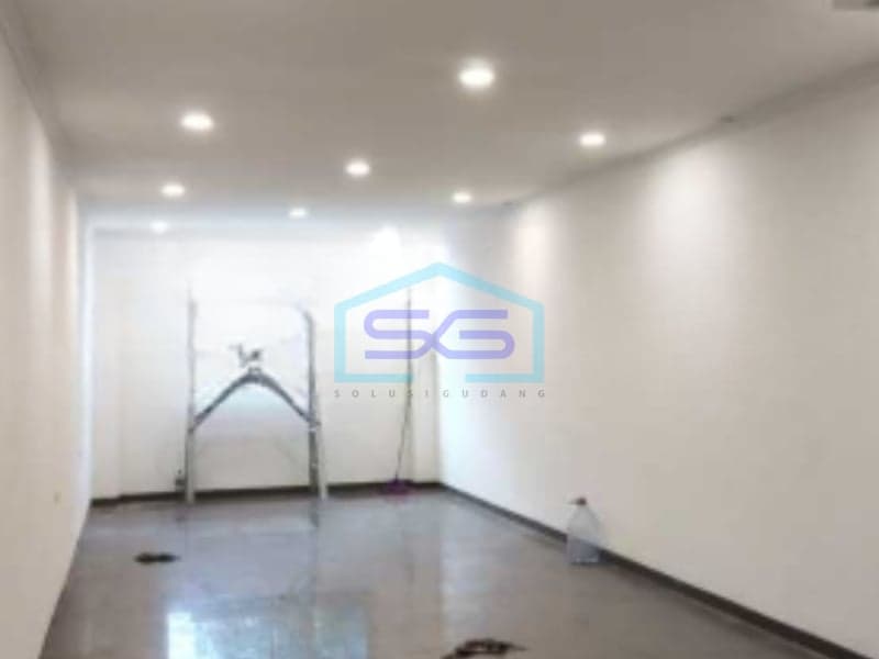 For Rent Spacious Shophouse Building Area 150 m² Located in North Jakarta