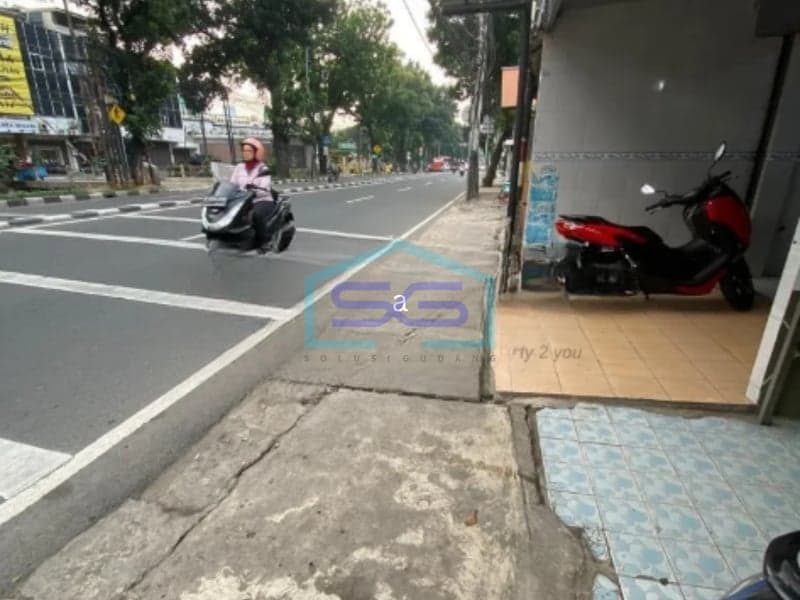 Shop House for Sale on Main Road, South Jakarta Building Area 250 m2