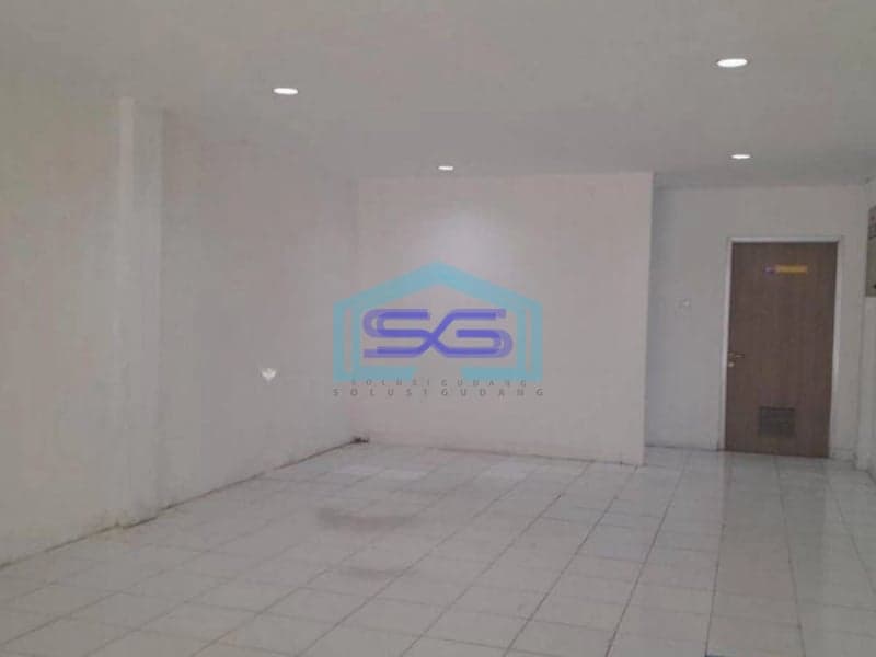 Disewakan Ruko 2,5 Lantai Lokasi Strategis di Balikpapan LB 200m2